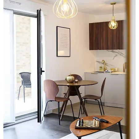 Entre Paris Et Le Chateau De Versailles - Parking Rueil-Malmaison