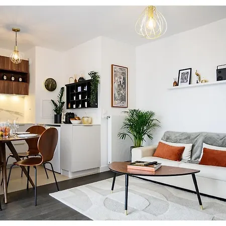 Entre Paris Et Le Chateau De Versailles - Parking